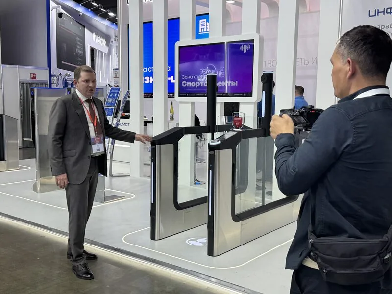 Smart turnstile paired with SpinetiX EMP-III screens — Securika Moscow 2026 reference deployment
